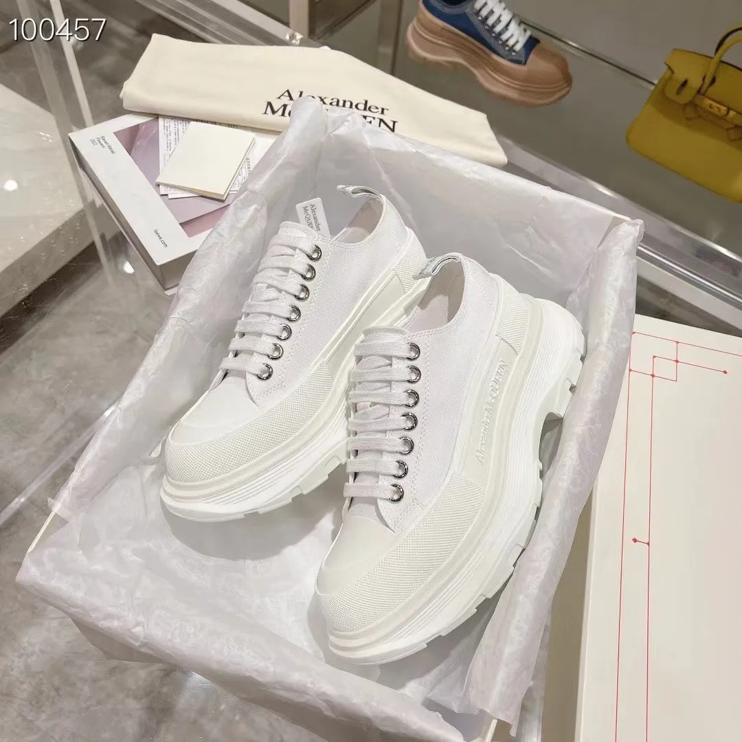 👟👟Ex-factory price 580👟👟 The latest version of Alexander McQueen's men's and women's couple's model is a hot item👑Purchase version original version 1:1 Fabric: Original imported waterproof canvas Lining: Imported water-resistant sheepskin, strong, stain-resistant and breathable. Insole: Imported silk lining Outsole: TPU multi-layer original combination sole (not the ordinary sole on the market) Packaging: Comes with original shoe box, cloth bag, certificate card Code number: 34-45